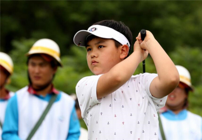 年龄最小的一组—男子e组,张天畅小球员状态火热,球技给力,9洞过后